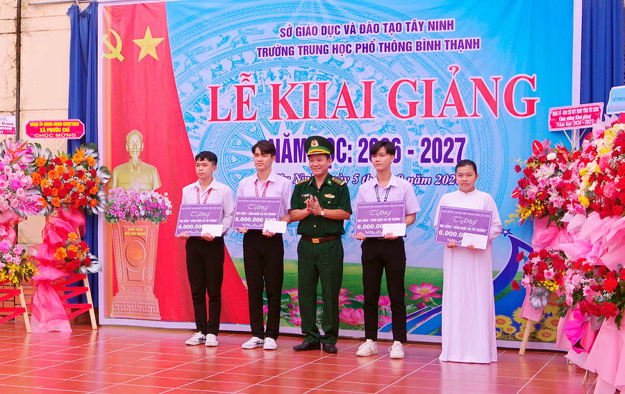 Đại tá Dương Văn Dược, Chính ủy Ban Chỉ huy Bộ đội Biên phòng tỉnh trao học bổng cho các em học sinh tại Trường THPT Bình Thạnh (ảnh: Quân Xuân)