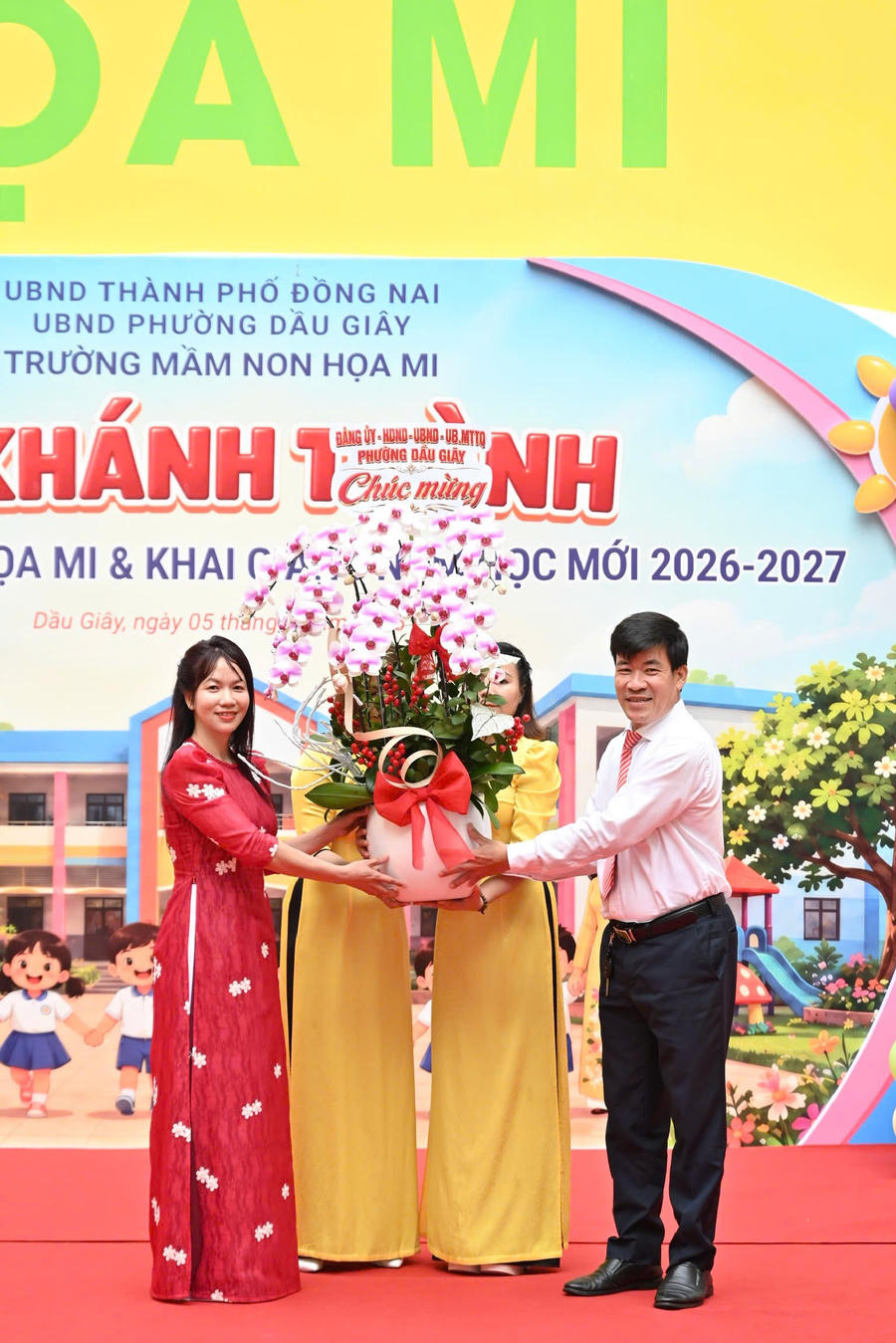 Ông Bùi Văn Điệp, Phó Chủ Tịch UBND phường Dầu Giây trao tặng lẵng hoa tươi thắm chúc mừng cô và trò Trường Mầm non Họa Mi nhân ngày khánh thành và khai giảng năm học mới.