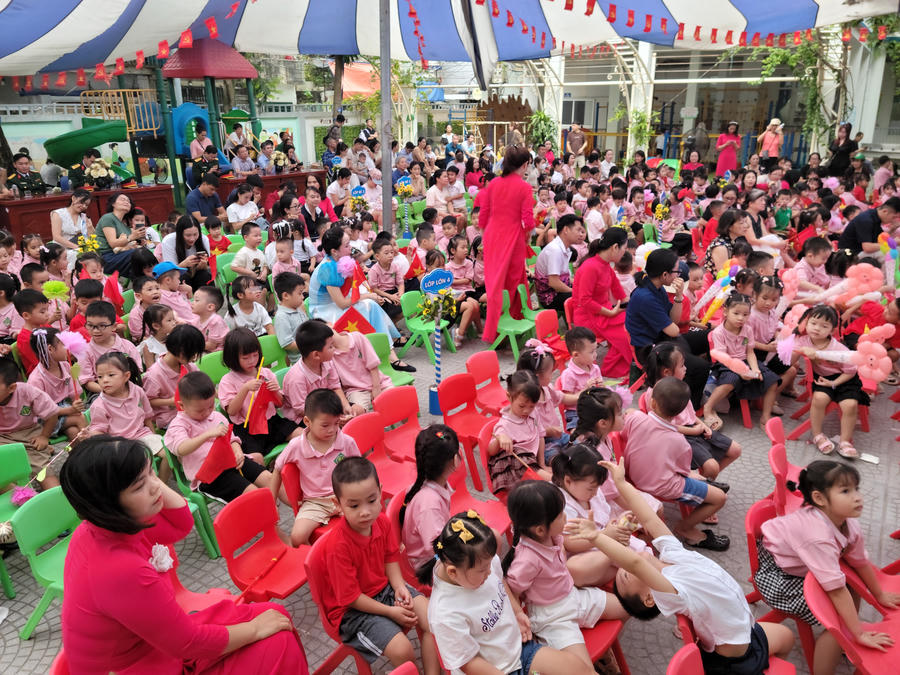 Bầu không khí tưng bừng của ngày hội đến trường càng thêm phần sinh động với bóng bay, cờ hoa và sự xuất hiện của các nhân vật hóa trang như bước ra từ truyện cổ tích. Dưới sự chăm sóc tất bật nhưng rạng rỡ của các cô giáo, buổi lễ thực sự trở thành một ngày hội hồn nhiên, ngập tràn niềm vui vô tư của tuổi thơ.