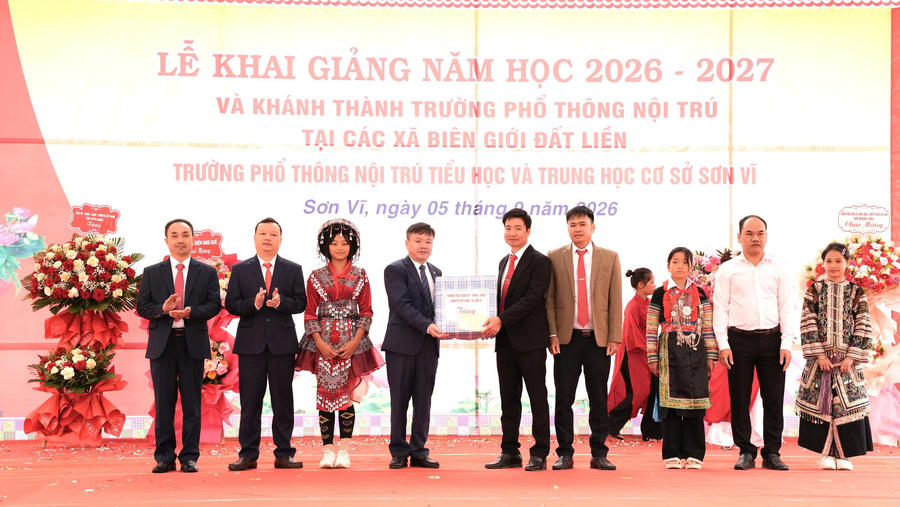 Lãnh đạo xã Sơn Vĩ tặng quà chúc mừng nhà trường.