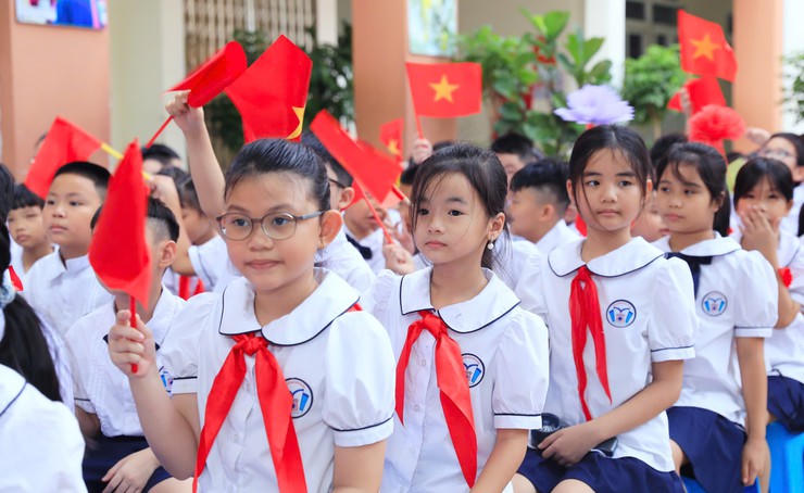 Các thầy, cô giáo và học sinh Trường Tiểu học Ngô Thì Nhậm hân hoan chào đón năm học mới 2026-2027. Ảnh: Lê Hải