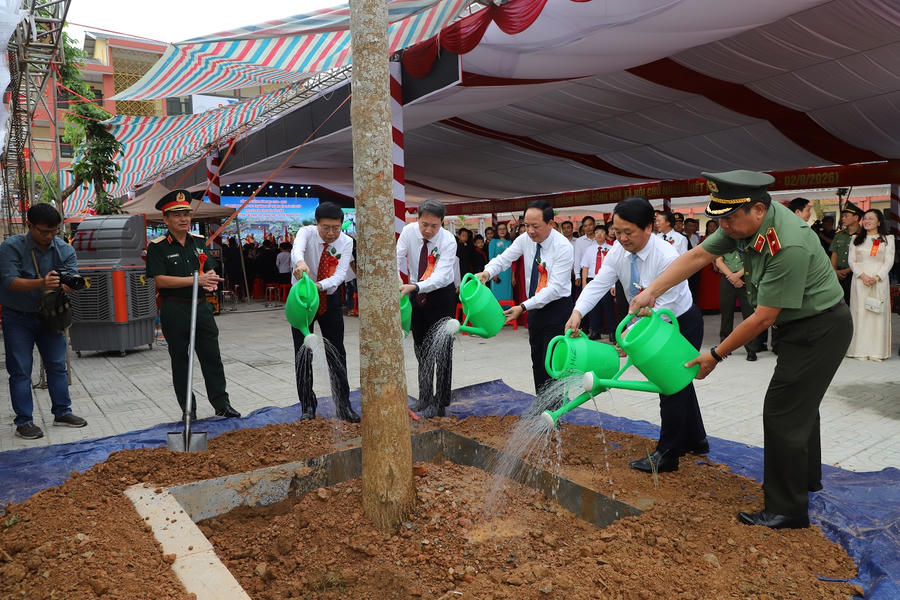 Đại tướng Trịnh Văn Quyết dự và trông cây lưu niệm tại Trường Phổ thông nội trú Tiểu học và Trung học cơ sở Thanh Thủy.