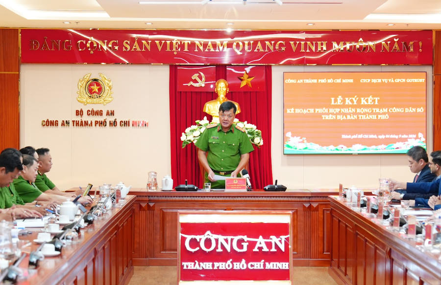 Đại tá Nguyễn Đình Dương - Phó Giám đốc Công an TP.HCM phát biểu tại lễ ký kết. Ảnh: H.Khánh