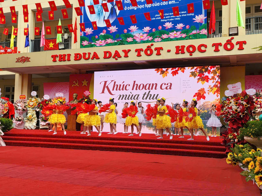 Tiết mục văn nghệ của Cô và trò biểu diễn chào mừng Lễ Khai giảng