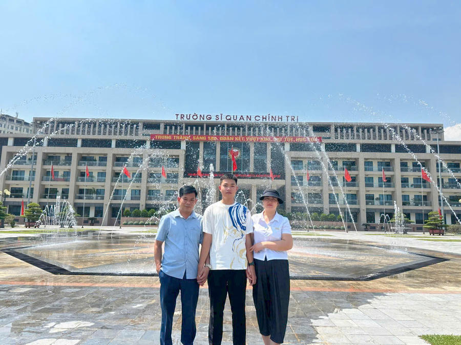 Gia đình Trung tá Chu Văn Hưng chụp hình lưu niệm tại Trường Sĩ quan Chính trị. Ảnh: Chu Trọng Trung.