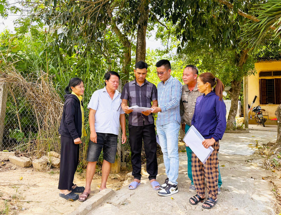 Các hộ dân bức xúc trình bày về việc đất cấp chồng và bị ép ký hợp đồng liên doanh. Ảnh: Tuấn Sơn Các hộ dân bức xúc trình bày về việc đất cấp chồng và bị ép ký hợp đồng liên doanh. Ảnh: Tuấn Sơn