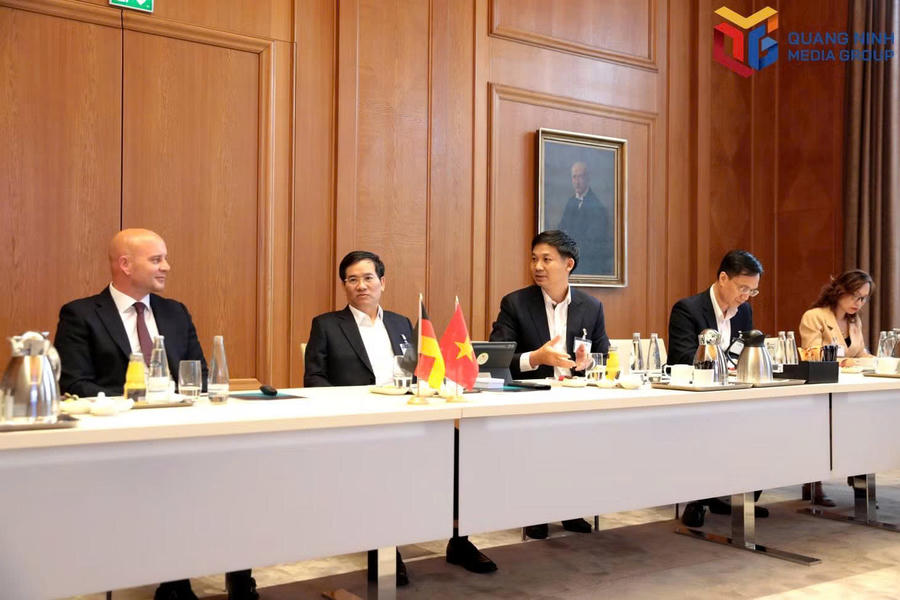 Ông Nguyễn Văn Công, Phó Chủ tịch UBND thành phố trao đổi tại buổi làm việc.Ảnh: Báo Quảng Ninh