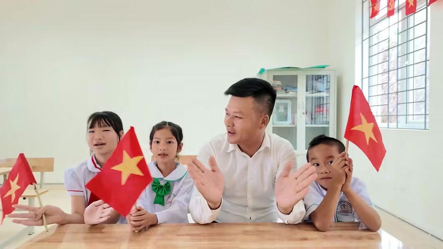 Thầy Trần Văn Luyện, giáo viên Trường Tiểu học và THCS Thanh Lân, đồng hành cùng ba học sinh tại điểm trường Liên cấp đảo Trần trong năm học 2026-2027.