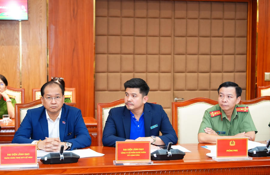 Ông Ngô Quốc Bảo (ở giữa) - Giám đốc Cấp cao phụ trách Nguồn nhân lực, Truyền thông, Trải nghiệm Khách hàng & Marketing, Hệ thống Nhà thuốc và Tiêm chủng Long Châu. Ảnh: H.Khánh