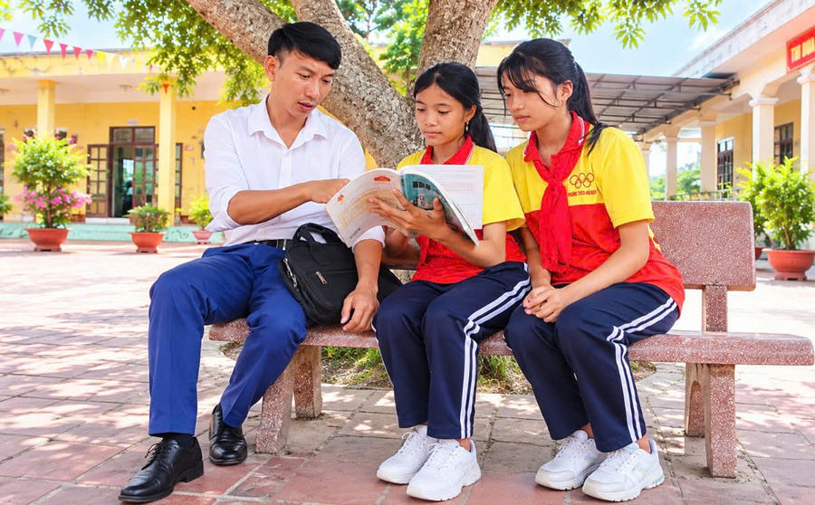 Thầy giáo Bùi Đức Tiến, Phó Hiệu trưởng Trường THPT Cô Tô, trò chuyện, sẻ chia cùng học sinh nơi đảo xa.