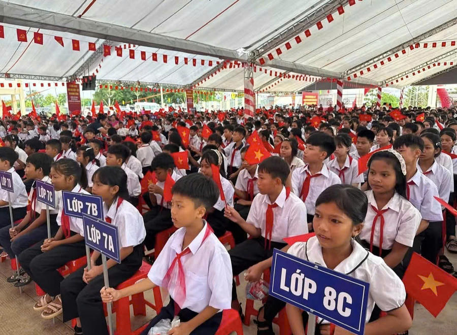 Các em học sinh Đắk Lắk vui tươi trong lễ khai giảng. Ảnh: N.G