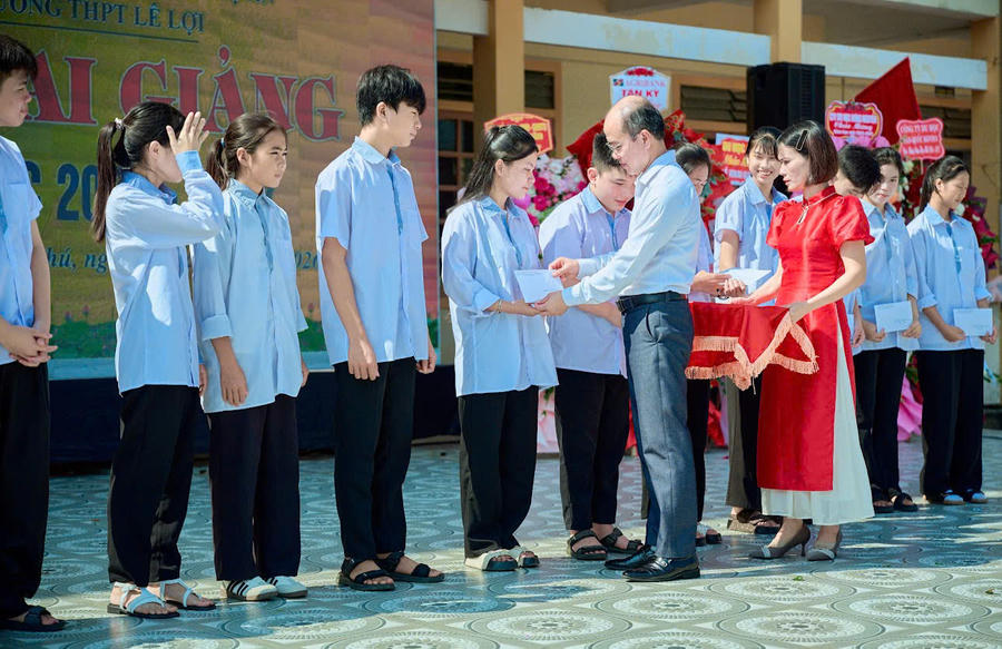 Trao quà cho Học sinh có hoàn cảnh khó khăn từ Đảng uỷ xã Tân Phú và các cựu học sinh.