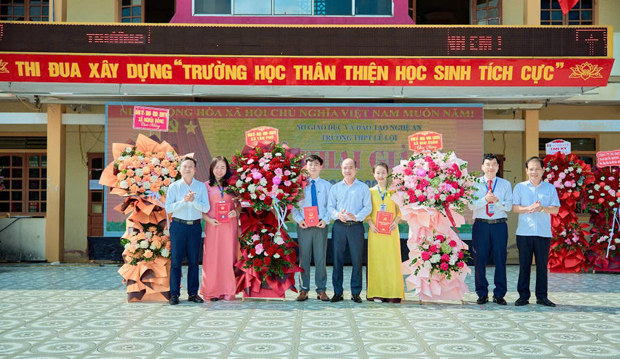 Đại biểu các xã, Hội PH và Doanh nghiệp tặng hoa chúc mừng trường.