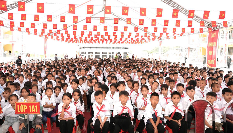Toàn cảnh học sinh Trường Phổ thông nội trú Tiểu học và THCS Sơn Vĩ .