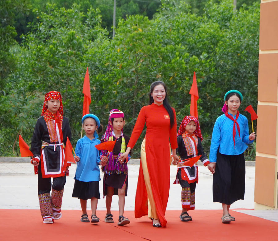 Cô và trò Trường Phổ thông Nội trú Tiểu học và THCS Bình Liêu trong ngày khai giảng năm học mới.