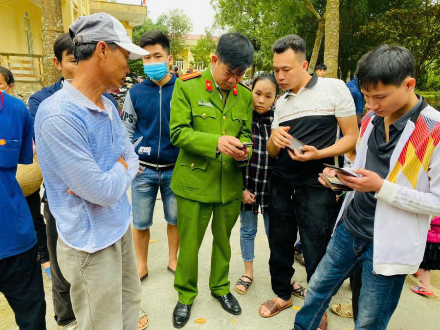Trung tá Chu Văn Hưng hướng dẫn người dân cài đặt VNeID khi còn là Trưởng Công an xã. Ảnh: Chu Trọng Trung.