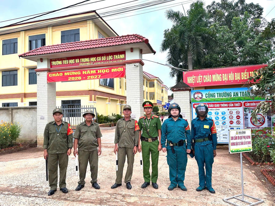 Các lực lượng được bố trí tại Trường THPT Lộc Ninh trong lễ khai giảng năm học 2026–2027. Ảnh: CACC