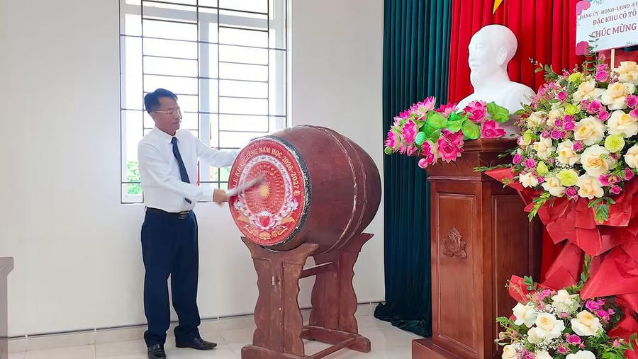 Thầy Phạm Đức Nguyên - Hiệu trưởng Trường tiểu học và THCS Thanh Lân đánh trống khai giảng năm học mới tại điểm trường Liên cấp đảo Trần.