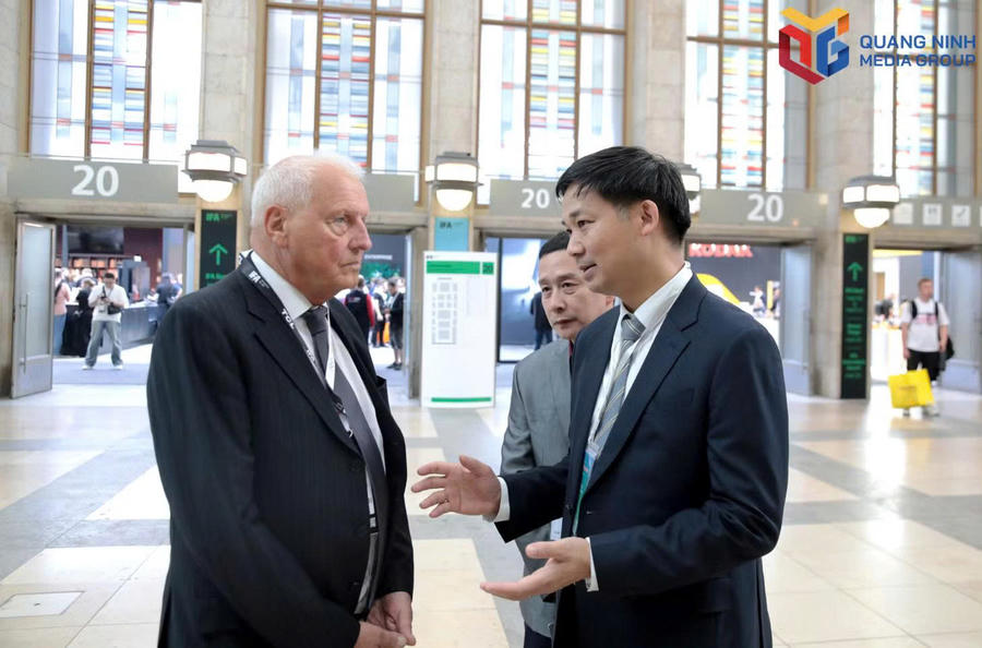 Ông Nguyễn Văn Công, Phó Chủ tịch UBND TP Quảng Ninh trao đổi với ông Ra Eberhard J.Trempel, cố vấn Thương mại Berlin khu vực ASEAN.Ảnh: Báo Quảng Ninh