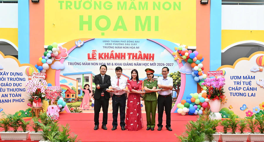 Các đại biểu và Ban giám hiệu nhà trường cùng chụp ảnh lưu niệm, đánh dấu cột mốc quan trọng trong sự nghiệp giáo dục của Trường Mầm non Họa Mi.