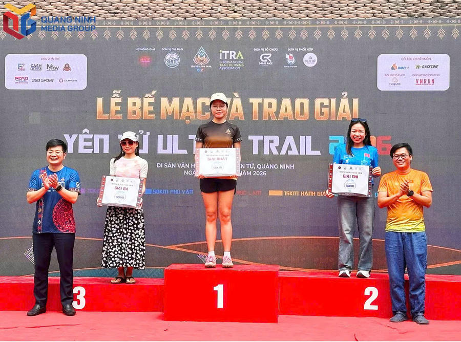 BTC trao giải cho các VĐV xuất sắc nhất ở cự ly nữ 50km.Ảnh: Báo Quảng Ninh