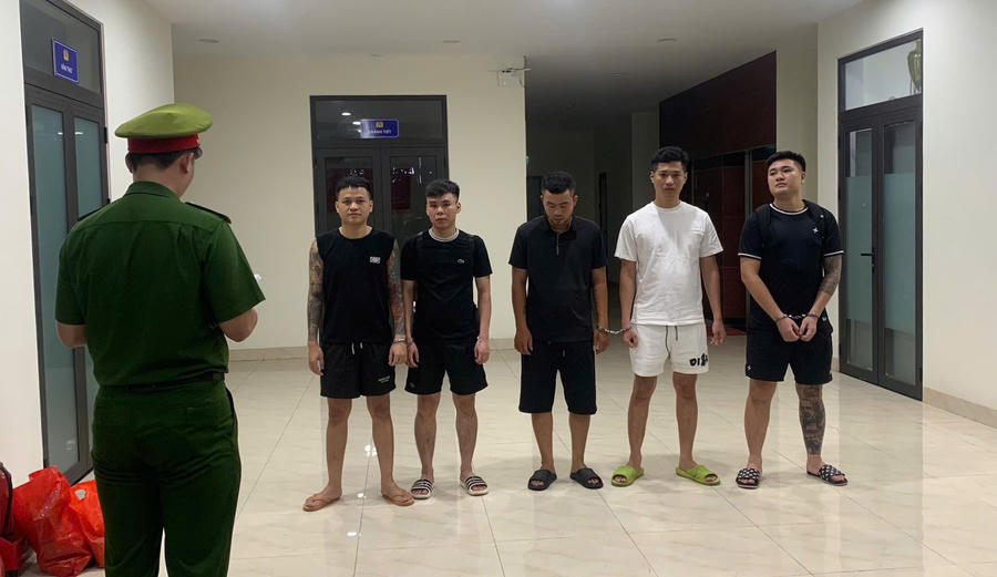 Tống đạt các quyết định khởi tố đối tượng - Ảnh Công an TP Đà Nẵng.