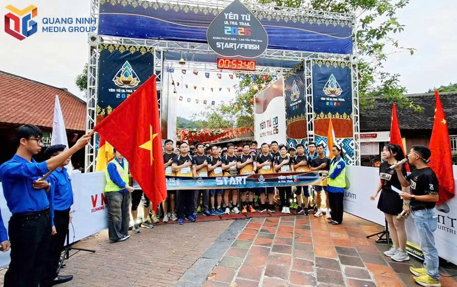 Các VĐV thực hiện nghi lễ chào cờ trước khi chính thức khởi tranh cự ly 5km.Ảnh: Báo Quảng Ninh Các VĐV thực hiện nghi lễ chào cờ trước khi chính thức khởi tranh cự ly 5km.Ảnh: Báo Quảng Ninh
