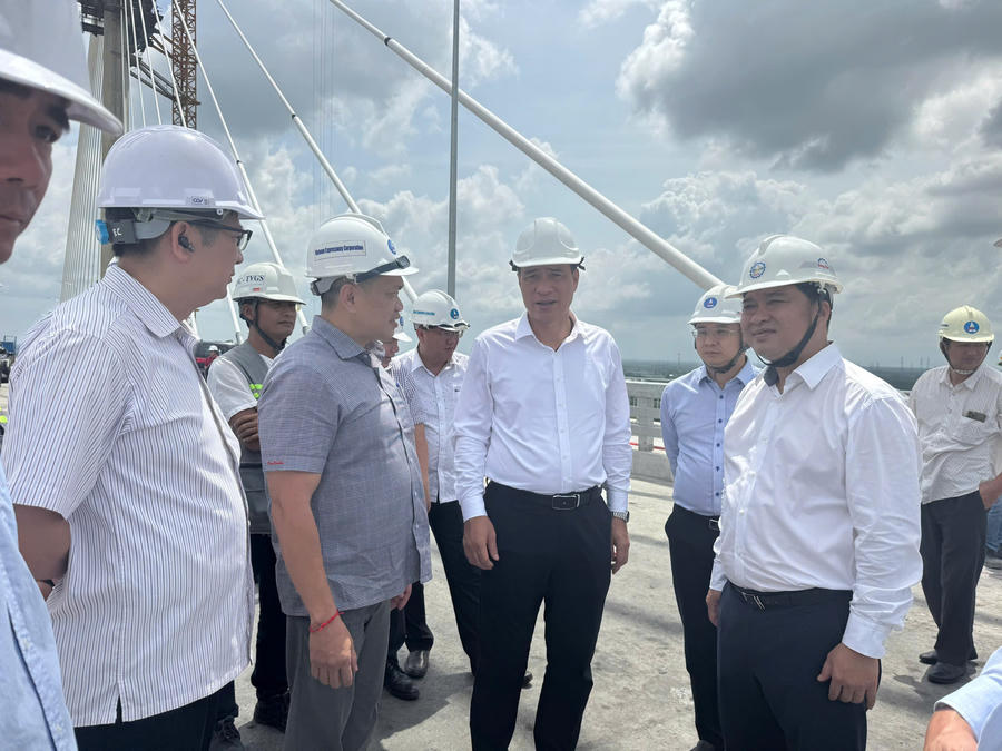 Thứ trưởng Bộ Xây dựng Phạm Minh Hà cùng đoàn công tác kiểm tra thực địa dự án cao tốc Bến Lức - Long Thành ngày 5/9. Ảnh: DK