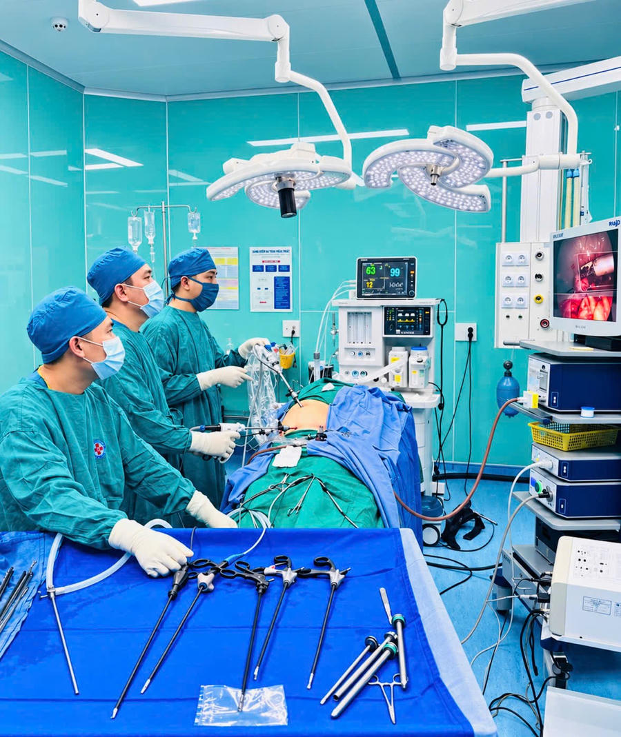 Không chỉ trực tiếp phẫu thuật, bác sĩ Trịnh Văn Thủy còn cùng đồng nghiệp trao đổi, hướng dẫn và hoàn thiện từng kỹ thuật, để năng lực chuyên môn trở thành sức mạnh chung của Khoa Ngoại.