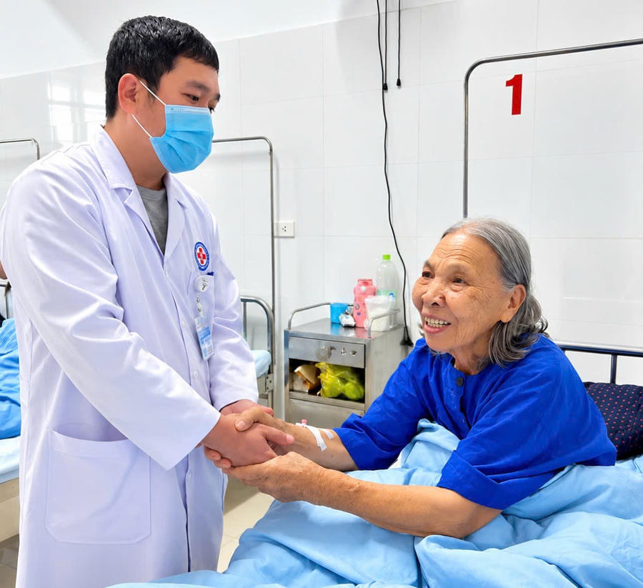 Không chỉ khám và điều trị, bác sĩ Trịnh Văn Thủy luôn dành thời gian trò chuyện, động viên để người bệnh thêm yên tâm trong quá trình điều trị.