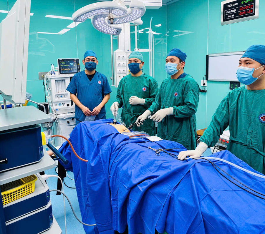 Bác sĩ CKI Trịnh Văn Thủy cùng ê-kíp thực hiện phẫu thuật, góp phần nâng cao năng lực điều trị tại Bệnh viện Đa khoa khu vực Tiên Yên.