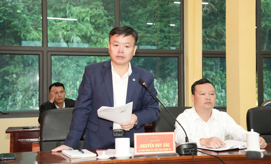 Lãnh đạo xã Sơn Vĩ báo cáo về công tác phát triển Đảng viên tại cơ sở.