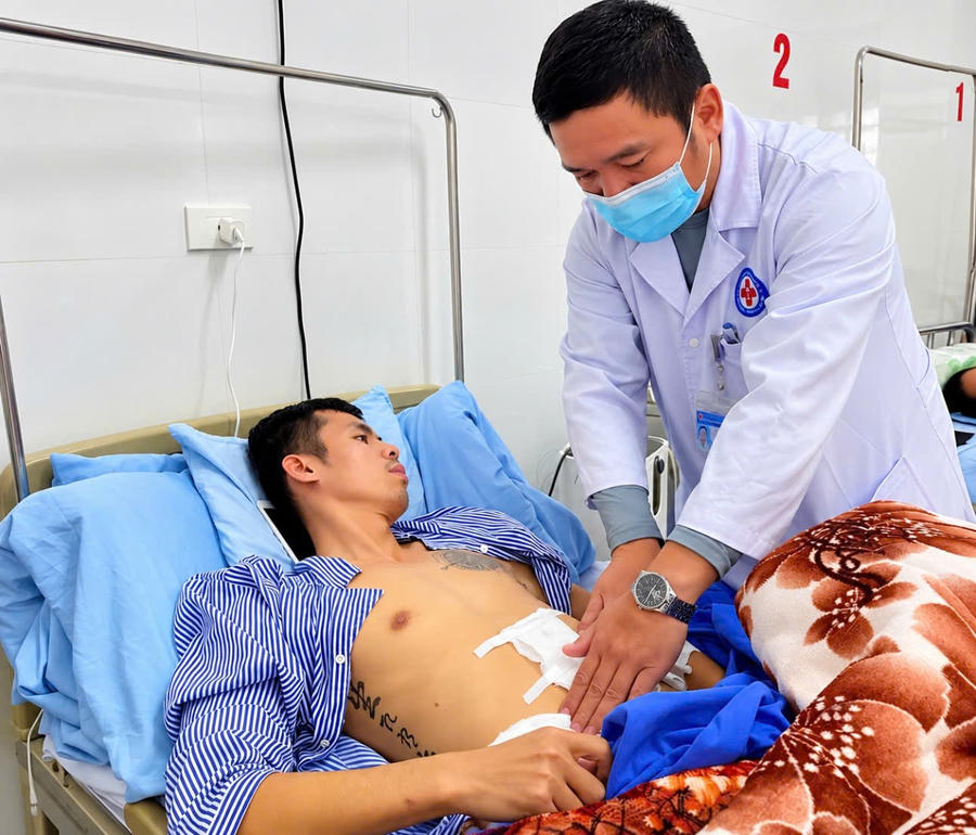 Từ những lần thăm khám, hội chẩn đến các ca phẫu thuật, bác sĩ CKI Trịnh Văn Thủy vẫn trực tiếp đồng hành cùng người bệnh trong từng giai đoạn điều trị.