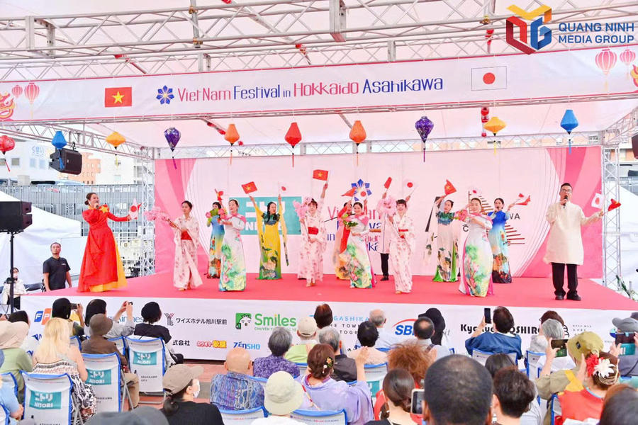 Các nghệ sĩ Quảng Ninh biểu diễn tiết mục nghệ thuật tại Lễ hội.Ảnh: Báo Quảng Ninh