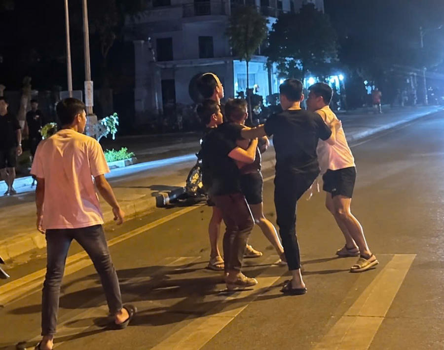 Hình ảnh ghi lại cảnh một số thanh niên lao vào giằng co, xô đẩy nhau. Hình ảnh ghi lại cảnh một số thanh niên lao vào giằng co, xô đẩy nhau.