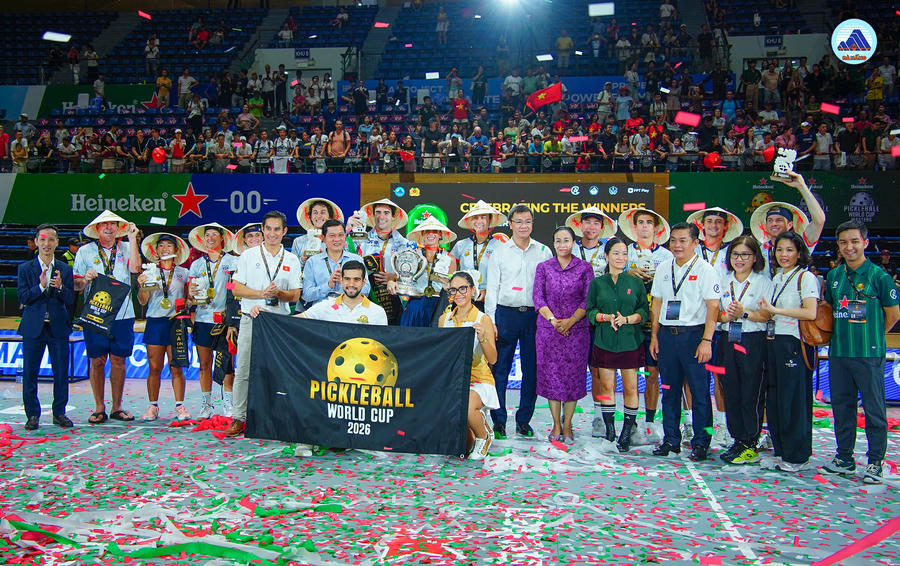 Ban Tổ chức trao huy chương và Cúp vô địch cho đội tuyển Mỹ tại Heineken Pickleball World Cup 2026. (Ảnh: Cổng TTĐT TP Đà Nẵng)