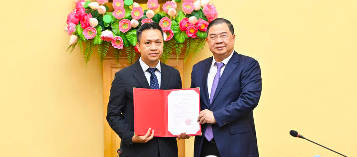 Ủy viên Bộ Chính trị, Phó Thủ tướng Thường trực Phạm Gia Túc trao Quyết định bổ nhiệm ông Nguyễn Việt Sơn - Vụ trưởng Vụ Dầu khí và Than - giữ chức vụ Thứ trưởng Bộ Công Thương.
