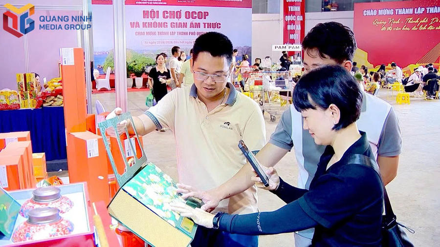 Du khách, người dân mua sắm tại Hội chợ OCOP và Không gian ẩm thực diễn ra tại đường Trần Quốc Nghiễn, phường Hạ Long.Ảnh: Báo Quảng Ninh