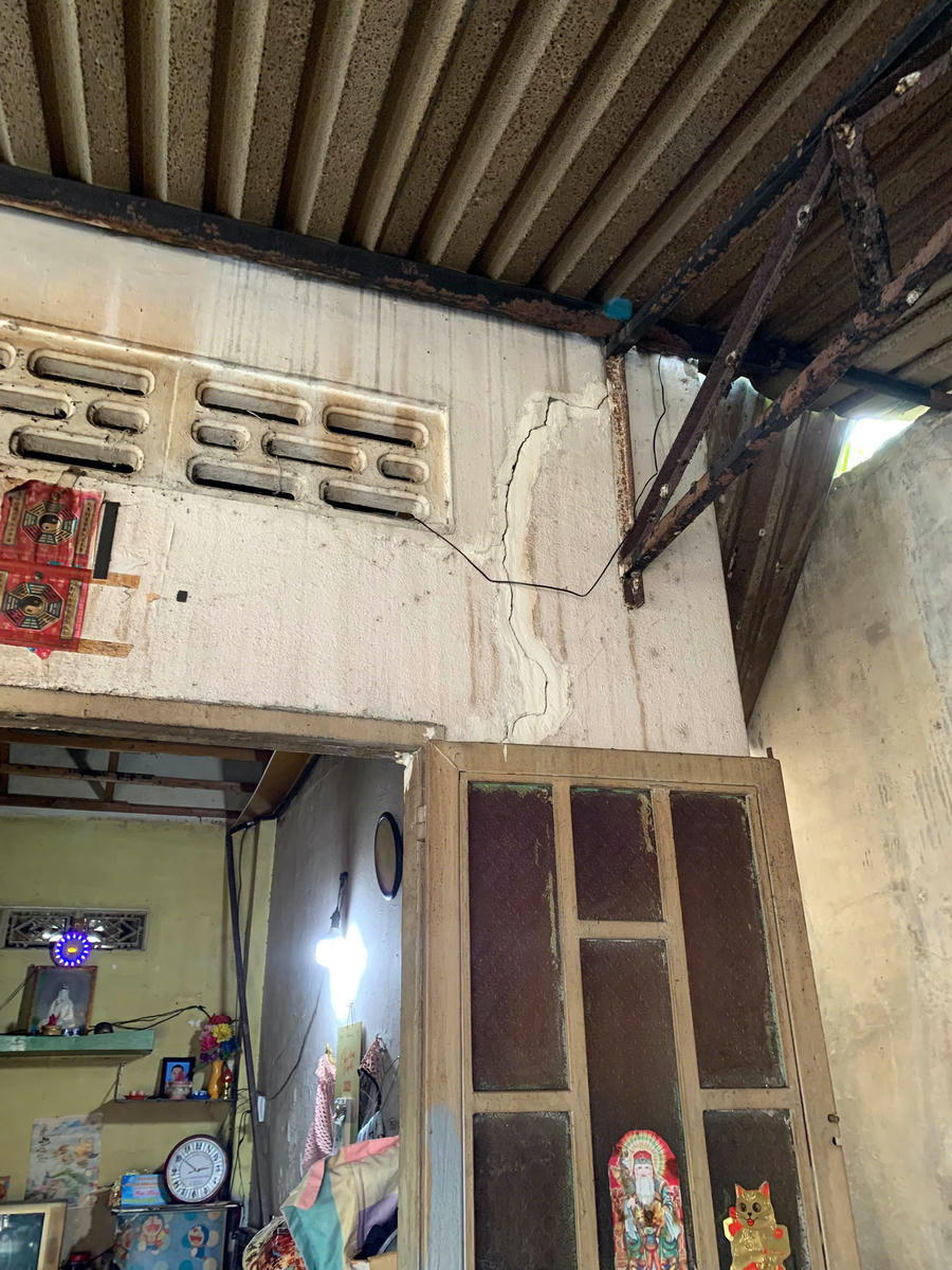 Căn nhà bị xuống cấp nghiêm trọng.