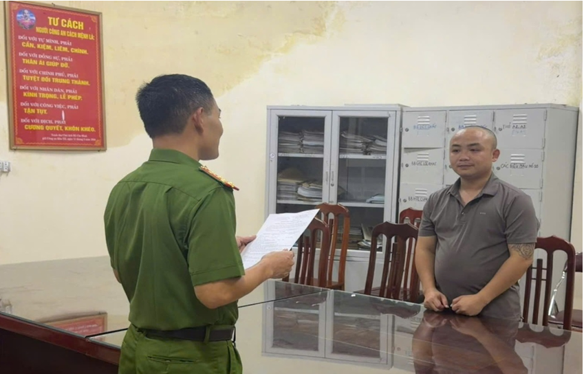 Cơ quan Cảnh sát điều tra Công an tỉnh Hưng Yên tống đạt các Quyết định, Lệnh bắt bị can để tạm giam đối với Nguyễn Kim Lợi.