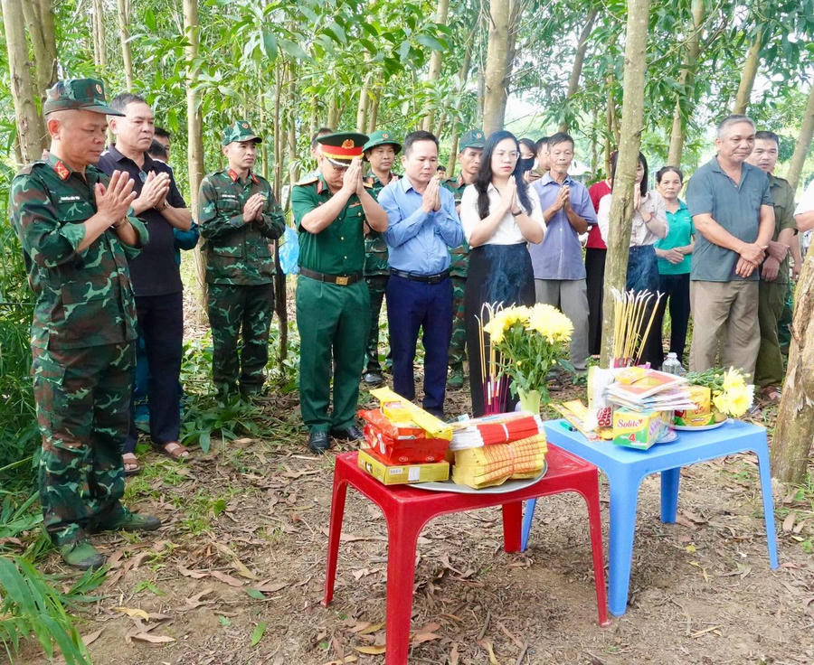 Lực lượng chức năng cất bốc, quy tập hài cốt liệt sĩ tại phường Bình Thuận..