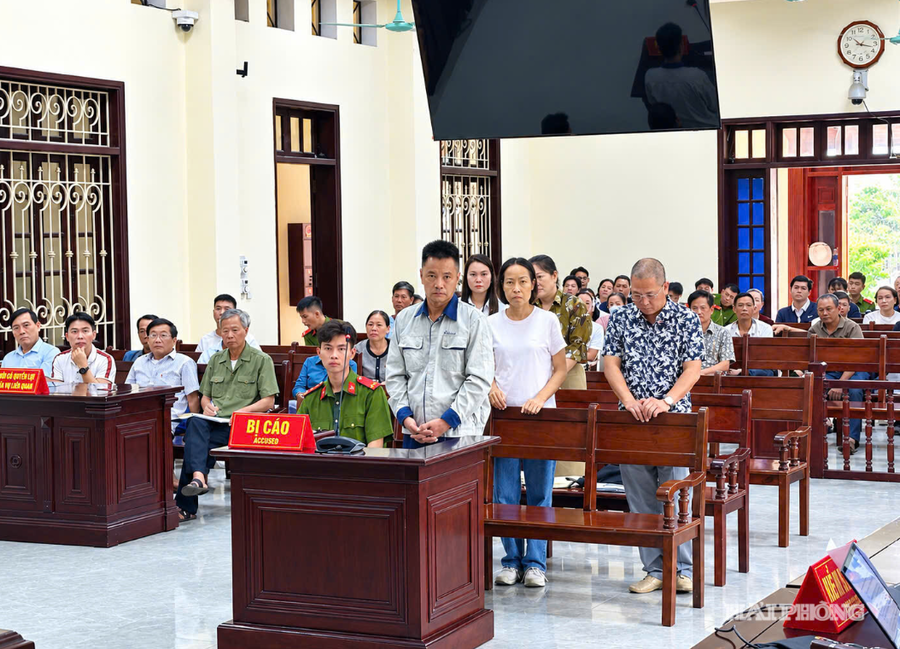 Bị cáo Lê Thanh Hồng và đồng phạm trong phiên tòa xét xử ngày 7/9/2026. Ảnh: TUỆ MINH