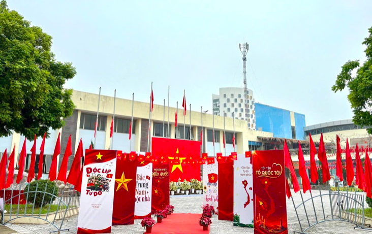 Sắc đỏ rực rỡ tại Không gian văn hóa phường Việt Hưng. Ảnh CTTĐT TP Hà Nội.