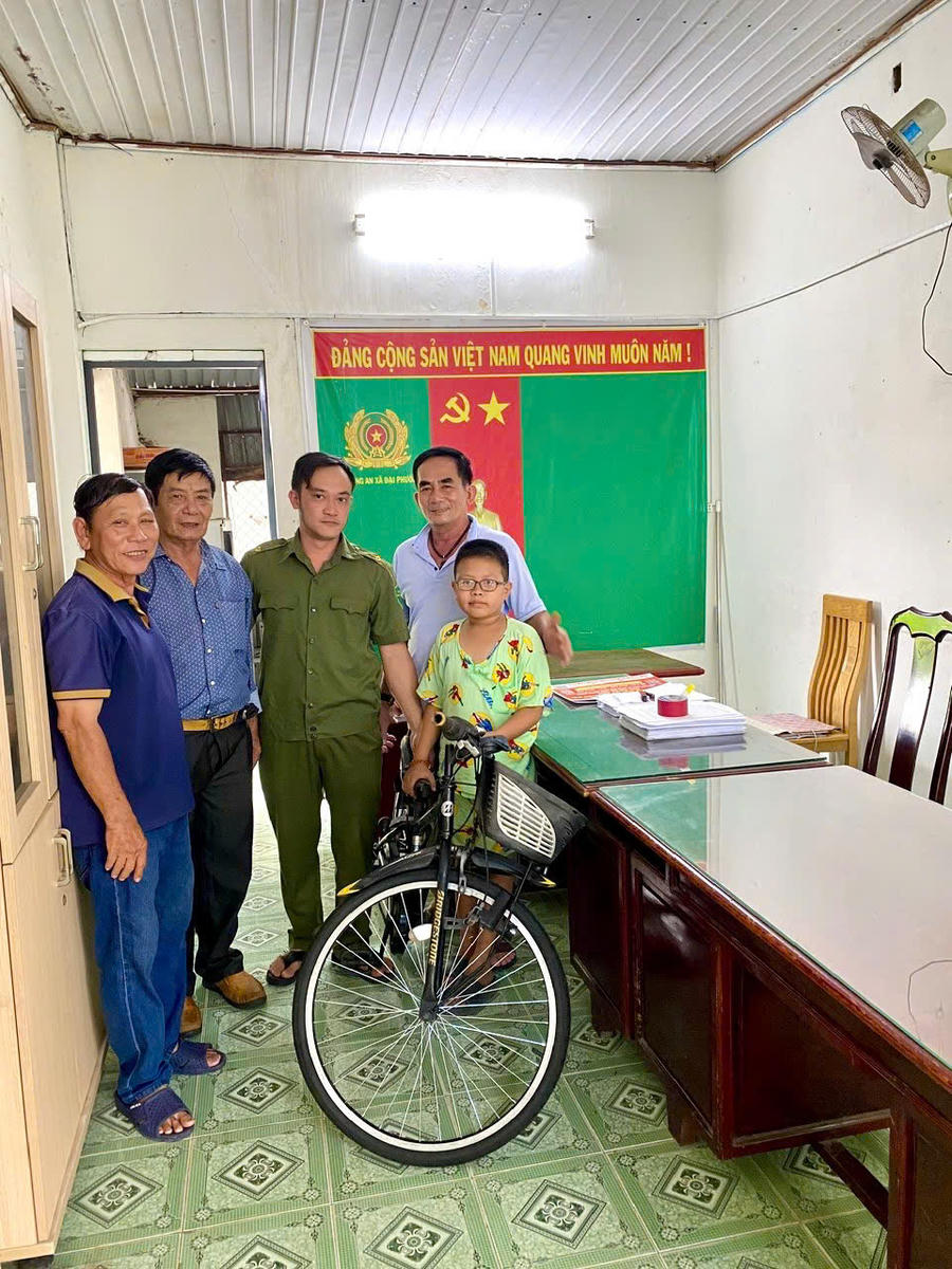 Công an xã Đại Phước tặng chiếc xe đạp cho cháu Lê Tuấn Lộc để cháu có phương tiện tới trường.