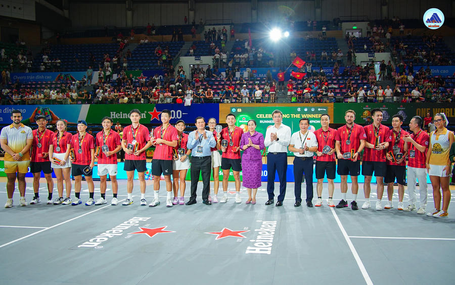 Ban Tổ chức trao huy chương cho đội tuyển Việt Nam giành ngôi Á quân Heineken Pickleball World Cup 2026. (Ảnh: Cổng TTĐT TP Đà Nẵng)