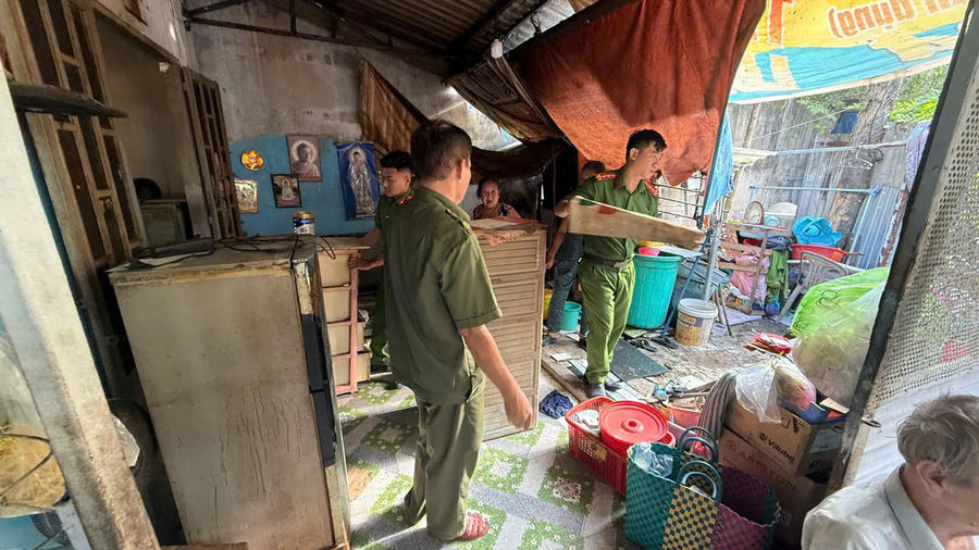 Công an xã Đại Phước giúp gia đình ông Nguyễn Văn Xuân sửa chữa nhà cửa.