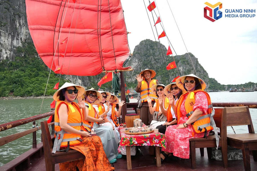 Du khách trải nghiệm dịch vụ thuyền ba vách trên Vịnh Hạ Long.Ảnh: Báo Quảng Ninh Du khách trải nghiệm dịch vụ thuyền ba vách trên Vịnh Hạ Long.Ảnh: Báo Quảng Ninh