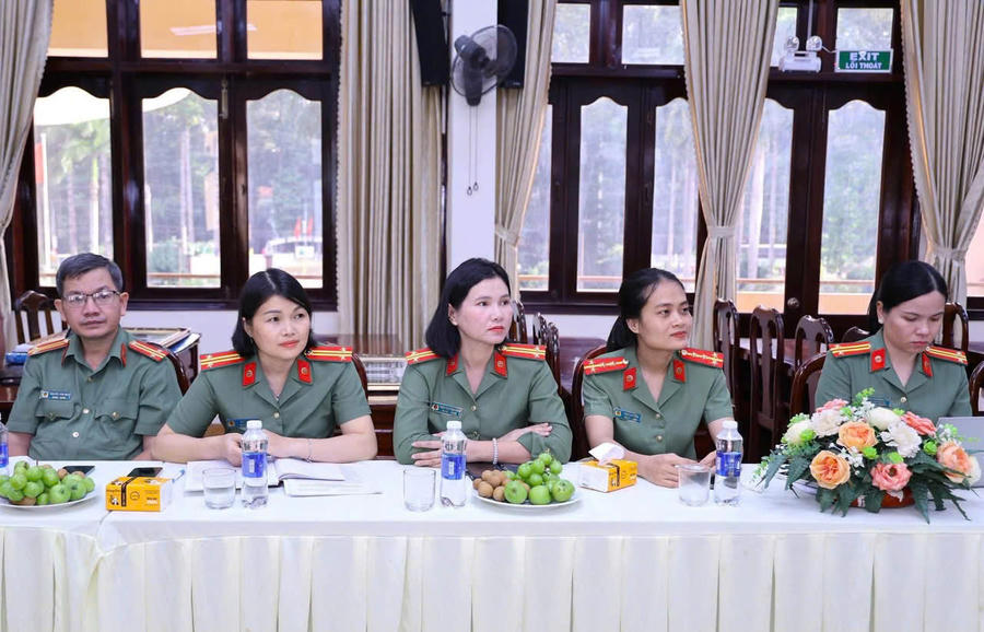 Các đại biểu tham dự buổi tọa đàm.
