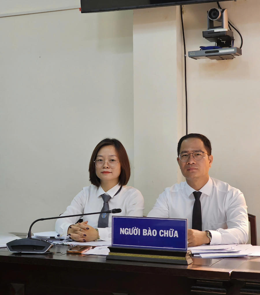 Luật sư Nguyễn Thị Mai và luật sư Đặng Xuân Cường, Đoàn Luật sư TP Hà Nội là người bào chữa cho bị cáo Tạ Ngọc Thủ.