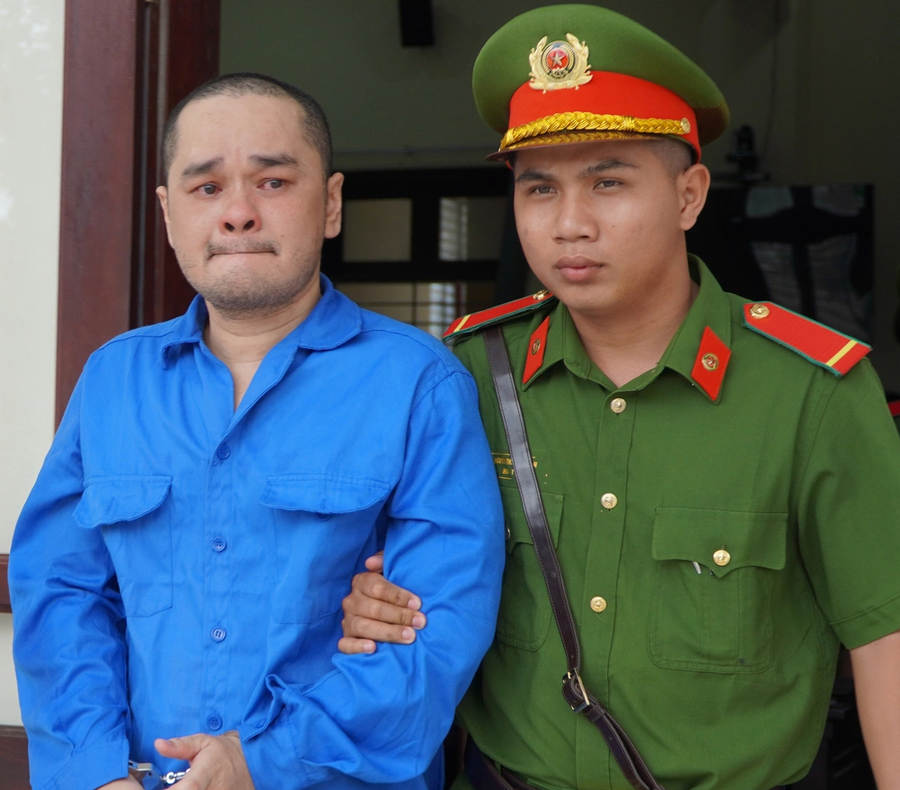 Nguyễn Vũ Điệp được cảnh sát dẫn giải ra xe sau phiên xử. Ảnh: Hoàng Nam